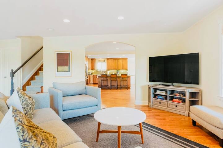 Spacious Home in Prime Location! gallery image 4