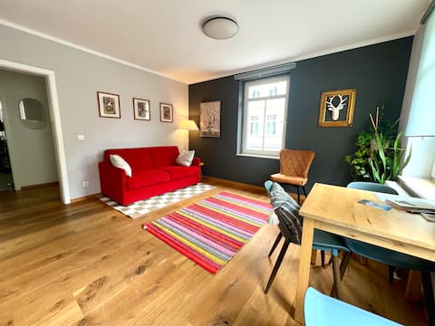 Leistungsstarkes Airbnb: Colourfully designed space in Central Plagwitz in Lindenau