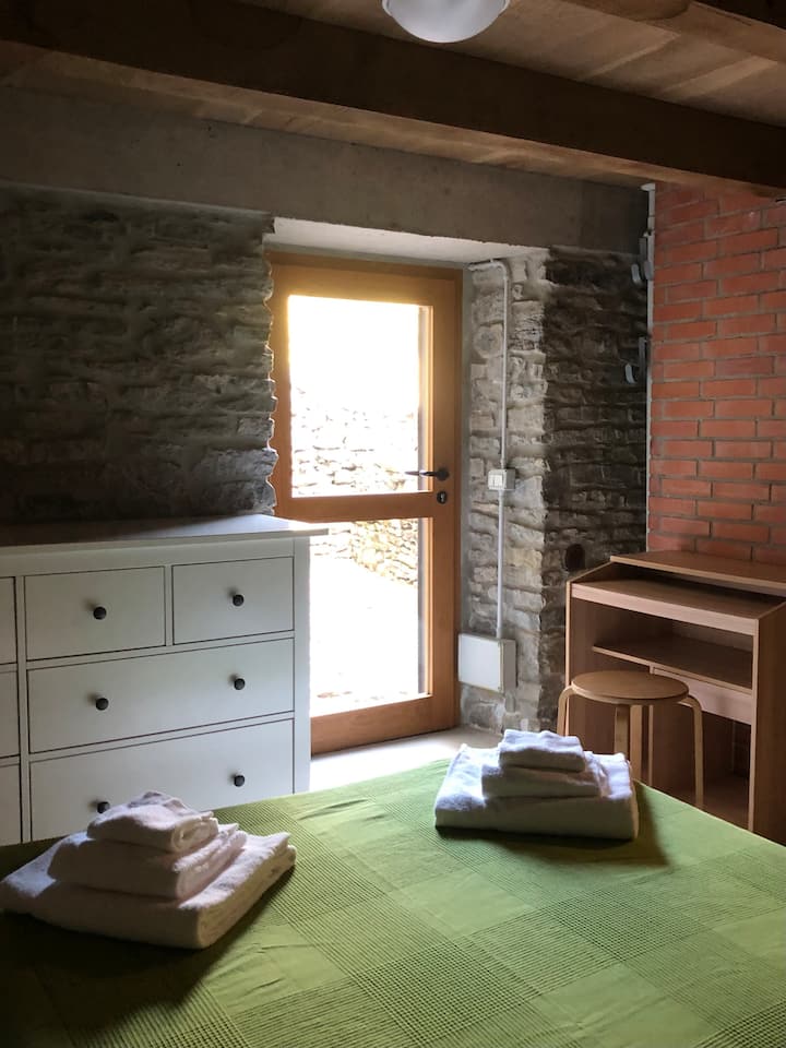 chambre double à l'étage inférieur avec porte directe vers l'extérieur