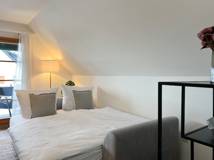 Sofa ya chemchemi sebuleni inaweza kukunjwa kwenye kitanda cha sofa (sentimita 160 x 200) na inatoa ubora bora wa kulala ambao si tofauti sana na kitanda cha kawaida.