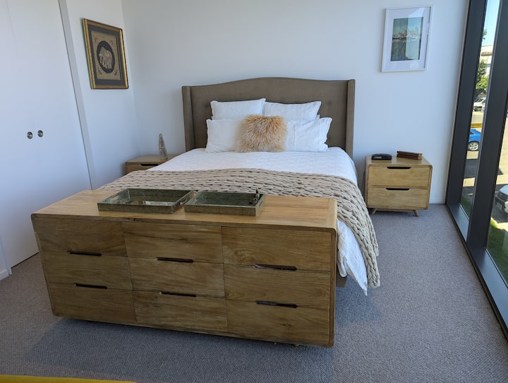 Kingsize-seng med sengetøj.