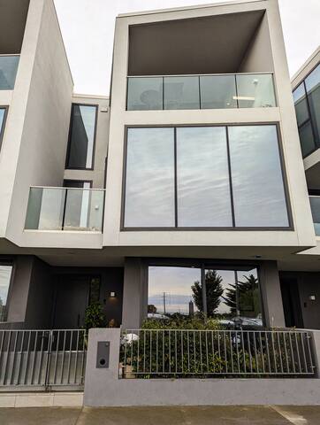 Williamstown Waterview Luxury gallery image 2