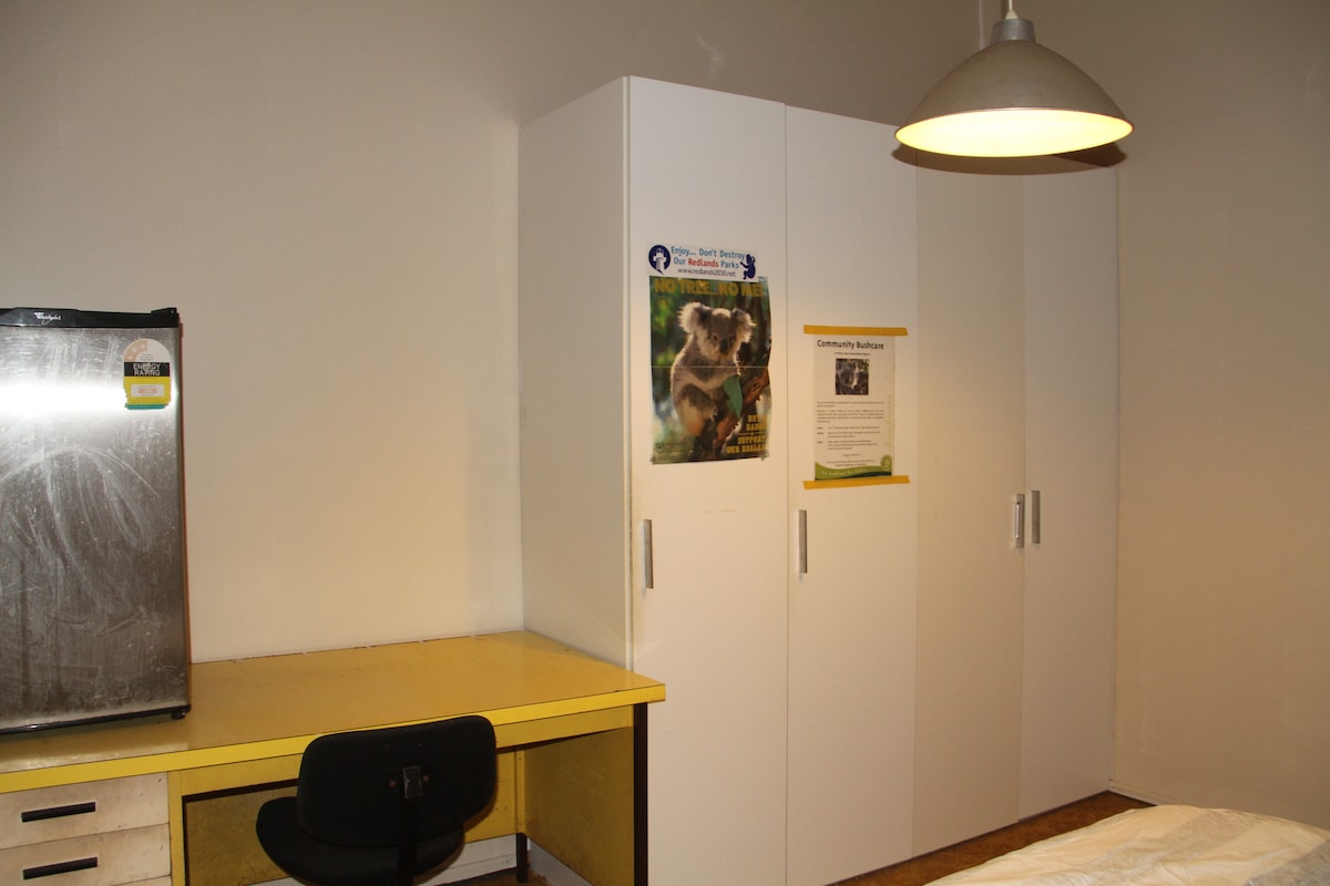 Hay tres dormitorios, dos con una cama doble y uno con 2 camas individuales. Cualquiera de las habitaciones se puede reservar por separado con 2 en cada habitación o se pueden reservar 3 habitaciones con capacidad para 6 personas. No hay provisión para una cuna o una silla alta para un bebé.  