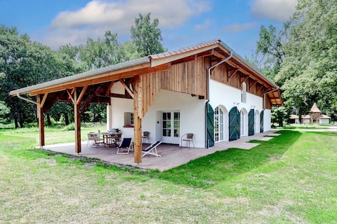 Large forest cottage by the lake, 15 min ocean