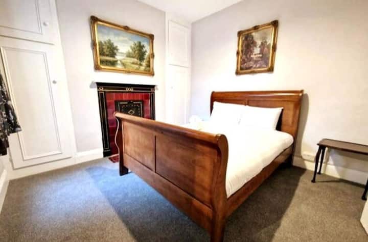 寝室3にはユーロキングサイズベッドがあります。
 お部屋には、古き良き時代のオリジナルのコンロがまだあります。 