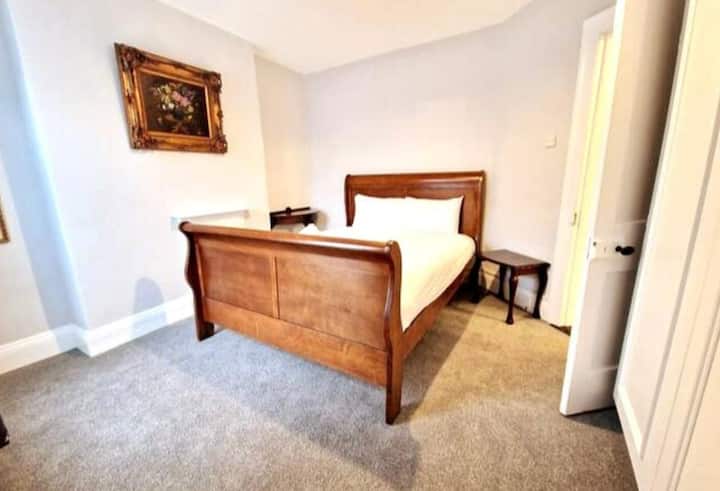 ベッドルーム2には、ユーロキングサイズベッドと付属のエンスイートがあります