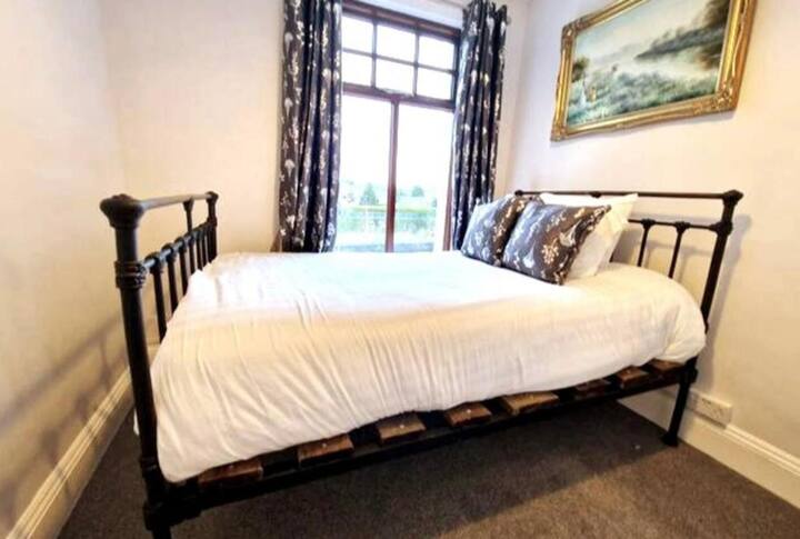 寝室4には、大きなシングルベッドのようなヴィンテージダブルベッドがあります。 運河の眺めも楽しめます。 