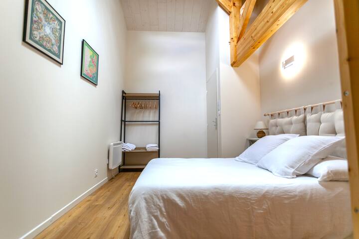 עיצוב אר - דקו, מתלה בגדים ומסגור חשוף - מיטה 140x190 ומיטות קומתיים 90x190 - אידיאלי להורים עם ילדים