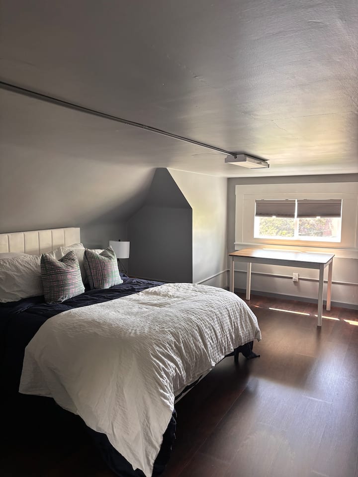 Chumba cha kulala cha ghorofa ya pili kilicho na bafu kamili kilicho kwenye ghorofa kuu.  Inafaa kwa wageni ambao hawajali safari fupi chini ya ghorofa kwa ajili ya ufikiaji!