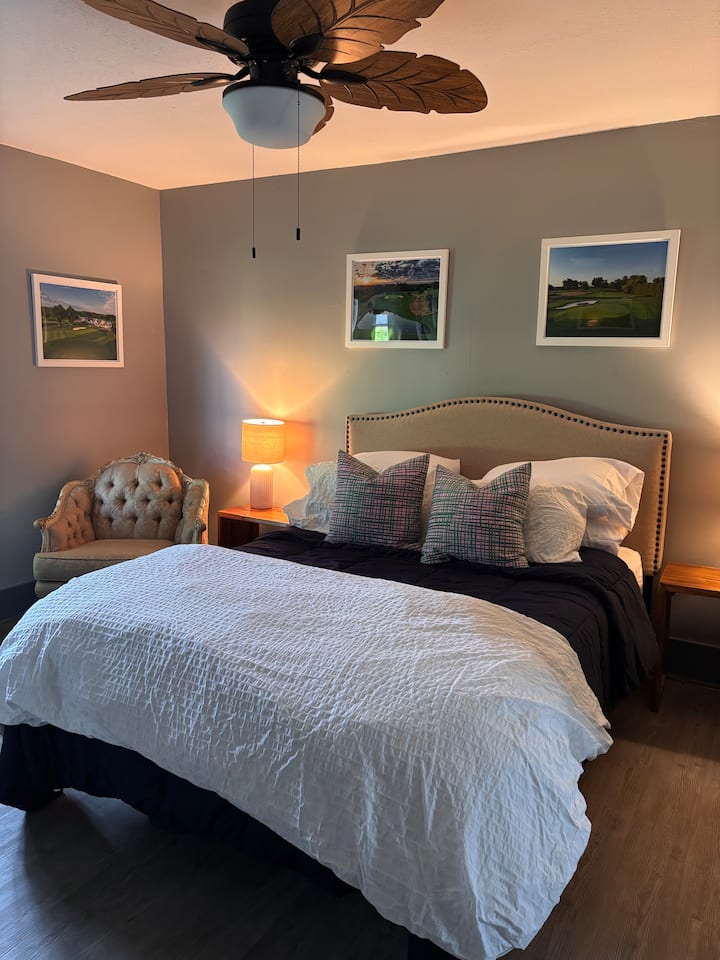 Chumba cha kulala cha Ghorofa ya Kwanza chenye chumba cha kulala kilicho na bafu.  Inafaa kwa ufikiaji rahisi na starehe ya ziada wakati wa ukaaji wako!