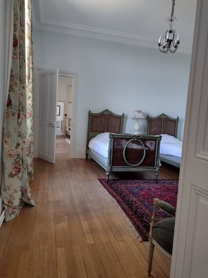 Valentínska izba s dvoma lôžkami s výhľadom na spálne a apartmán Hippolyte.