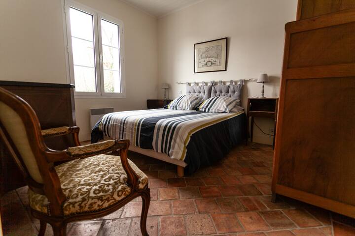 Schlafzimmer mit Queensize-Bett, Kleiderschrank und Kommode.