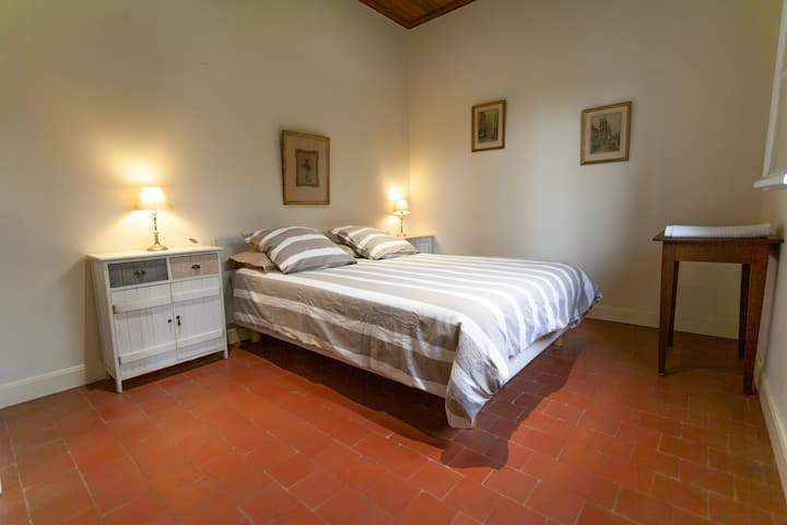 Zimmer in einer separaten Wohnung (2 Zimmer + Bad), rollstuhlgängig.