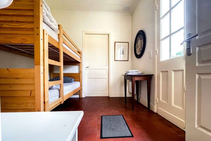 Schlafzimmer in separater Wohnung (2 Zimmer + Bad) mit 2 Etagenbetten 90 x 190 in diesem ersten Zimmer.