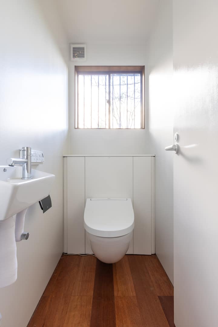 清潔で明るいバスルーム。広々とした浴槽でゆったりとリラックスできます。