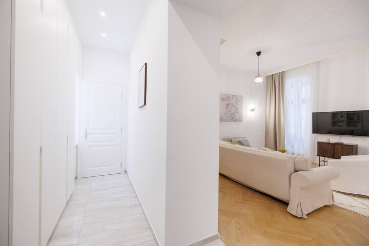 4BR Vienna Gem – 2 Kitchens, 5.5 Baths, Sleeps 14 gallery image 4