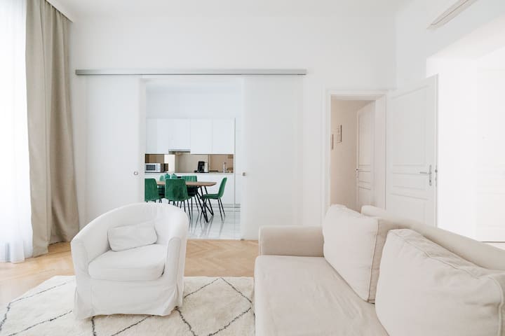 4BR Vienna Gem – Families – 5.5 Baths, Sleeps 14