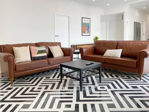 6 mins to airport. Newly Renovated.