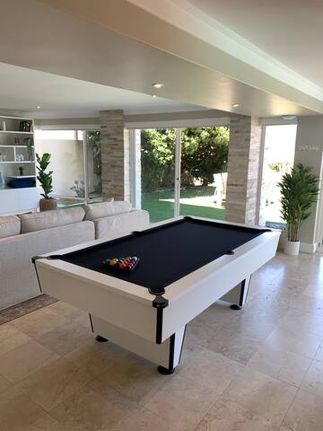 Luxurious Beachfront Home gallery image 4