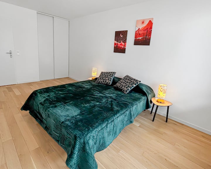 Una acogedora habitación equipada con una cómoda cama de matrimonio (140 x 190 cm), un gran espejo y almacenamiento. Su decoración moderna y su luminosidad natural lo convierten en un espacio ideal para relajarse y recargar las pilas.