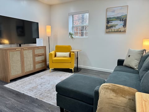 Golden Getaway: King Bed, Kitchen, Well-Located