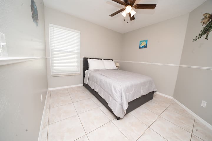 Ďalšia priestranná spálňa, ktorú si môžete vychutnať, je súkromná a nachádza sa v blízkosti susednej kúpeľne 