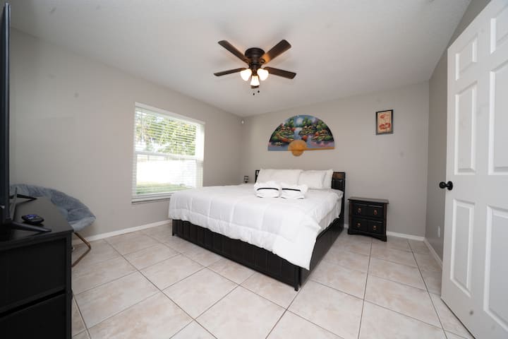 Vychutnajte si túto veľmi priestrannú a čistú manželskú spálňu s vlastnou kúpeľňou. Jednoduchý prístup na terasu v blízkosti na rannú kávu. Vychutnajte si výhľad na priestranný dvor. 