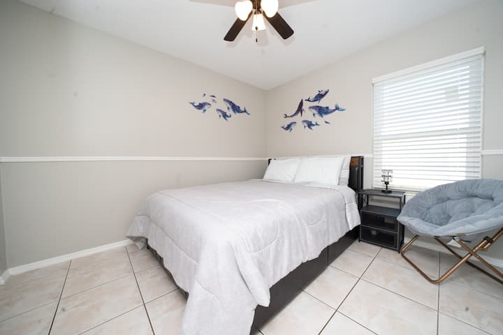 Na opačnej strane domu sa nachádza vlastná spálňa s priľahlou kúpeľňou. 