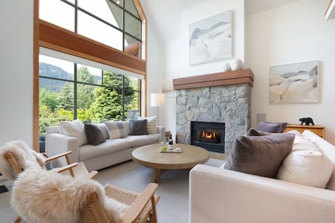 Successful Airbnb property: Luxury 4BR/4BA Chalet on Golf Course, w/Garage+AC in Whistler