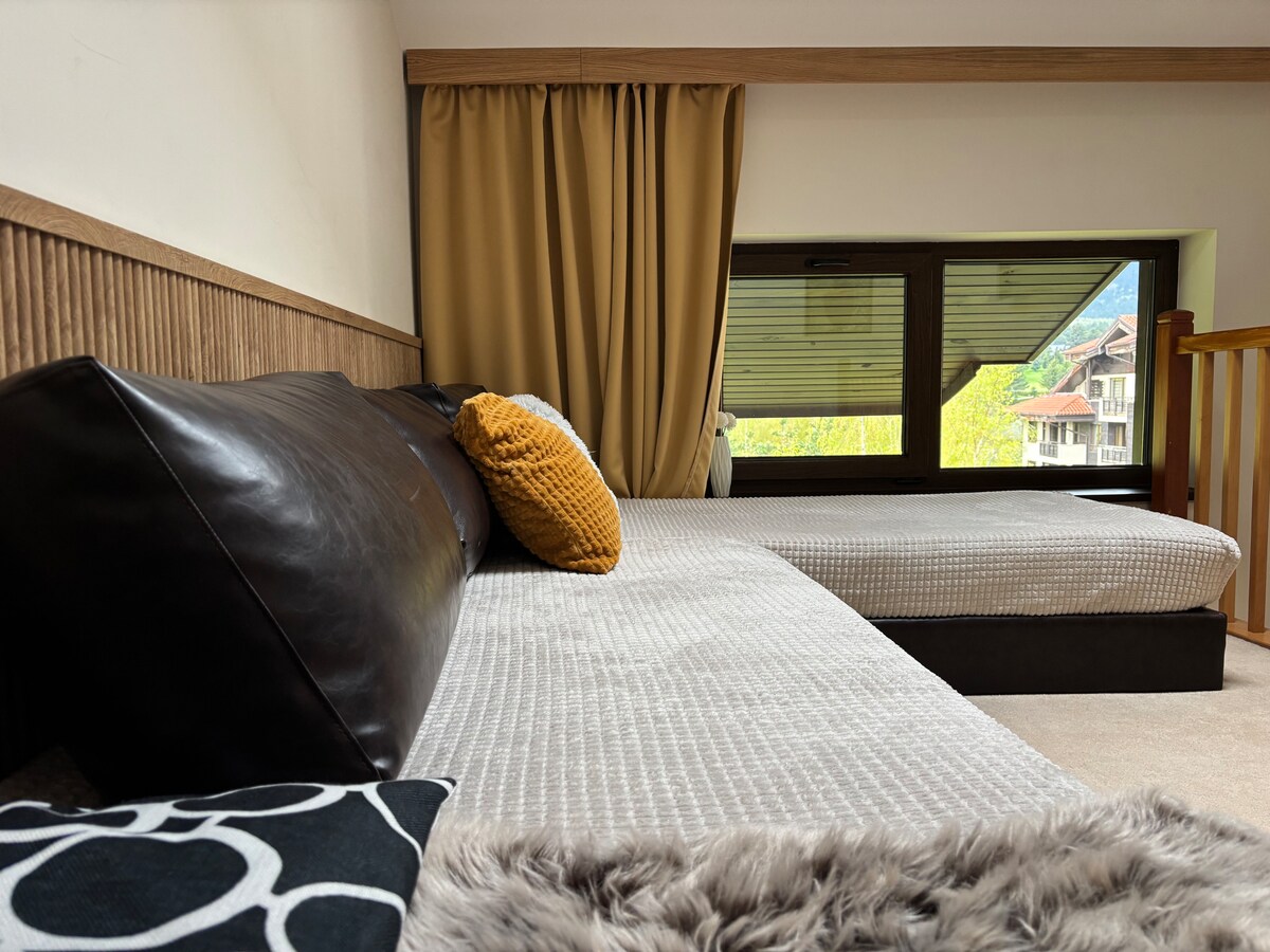 La sala de juegos /sala de televisión se convierte fácilmente en un segundo dormitorio que incluye 2 camas individuales (90/200 cm).