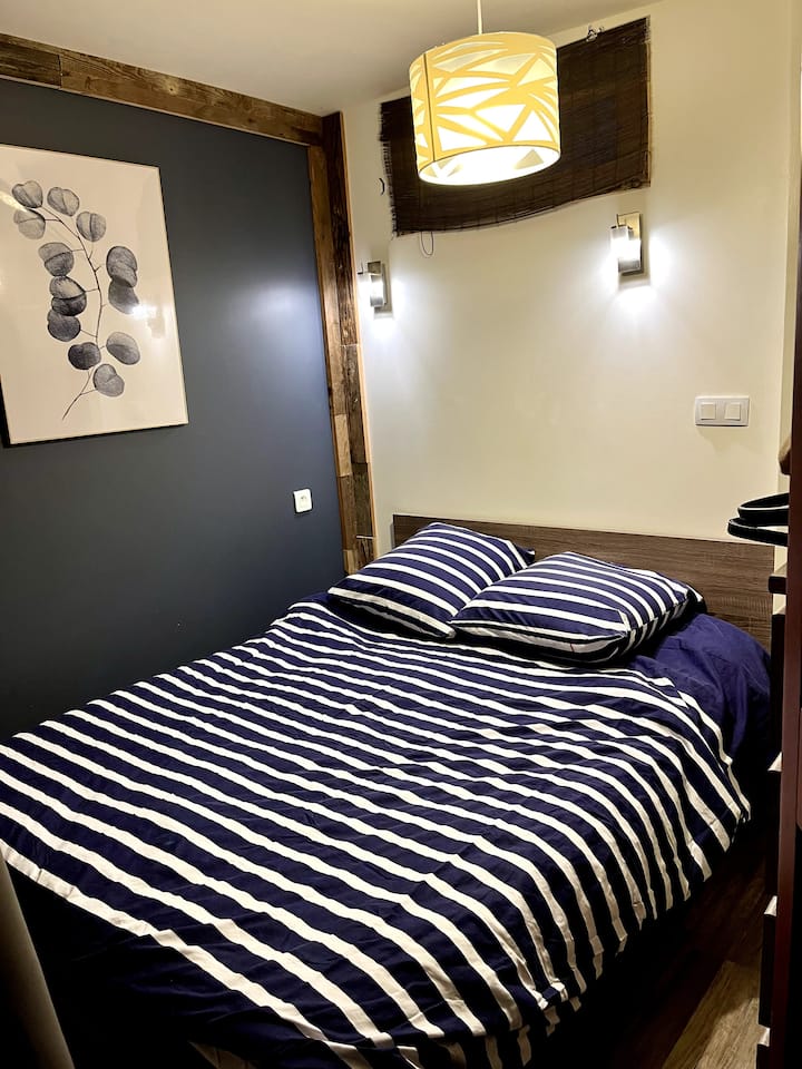 hlavná spálňa, výhľad na balkón, vybavená televízorom