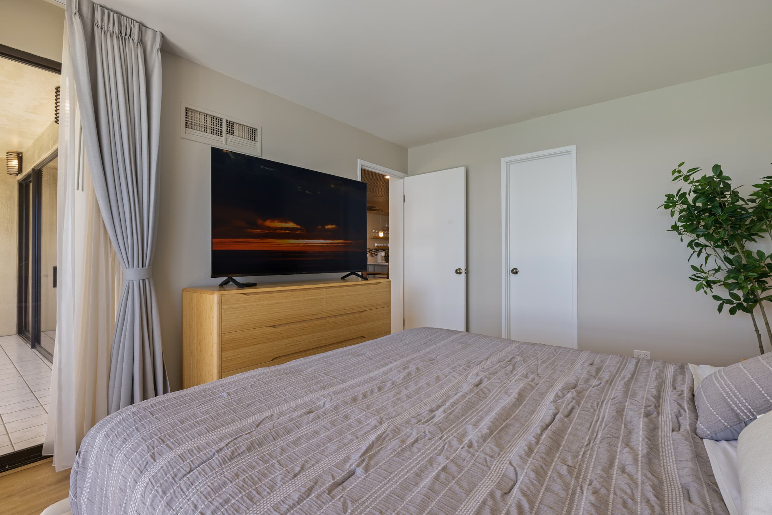 Waikiki Ocean Luxe Panorama 2BD, Free Parking - Image 31