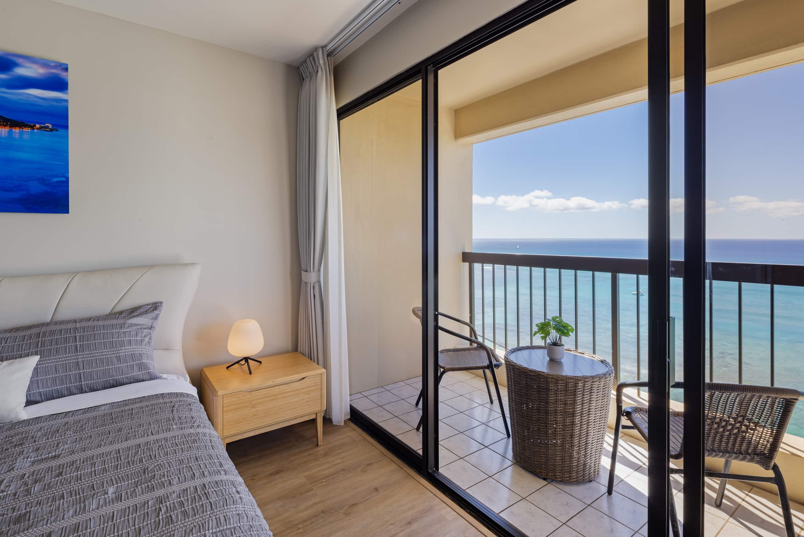 Waikiki Ocean Luxe Panorama 2BD, Free Parking - Image 25