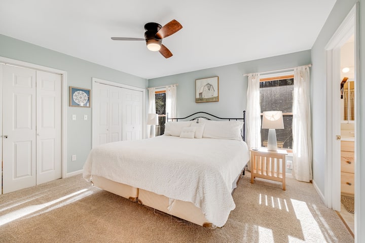 Დაიძინეთ ჰონორარივით ამ ფართო და მიმზიდველ საძინებელში, რომელიც ლუქს-კლასის დიდი საწოლით გამოირჩევა.