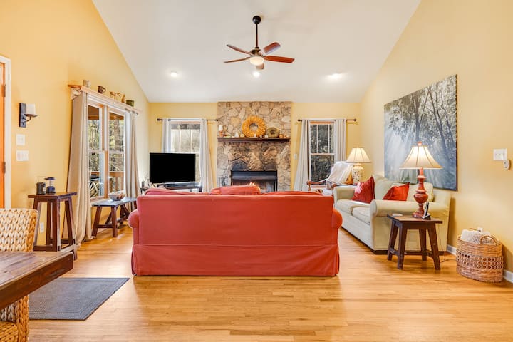 Ისიამოვნეთ საყვარელი ფილმების ყურებით საყვარელ ადამიანებთან ერთად ამ ლამაზად გაფორმებულ მისაღებ ოთახში.