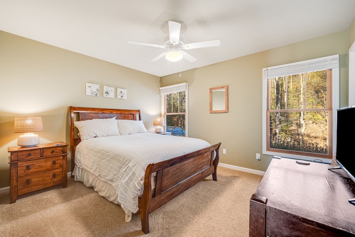 Შეიგრძენით სუფთა ნეტარება და სრული კომფორტი ამ სტუმართმოყვარე საძინებელში.