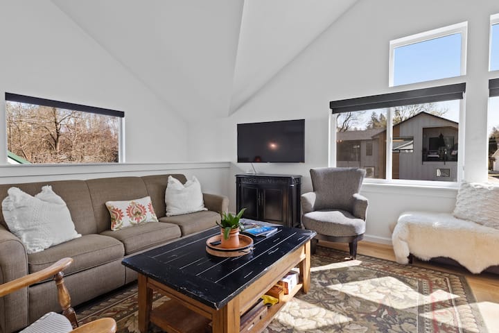 Sala de estar: TV inteligente y juegos para una noche divertida. 