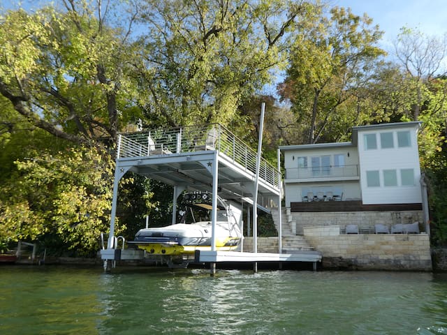 Modern Luxury | Waterfront | Close To Downtown gallery image 2