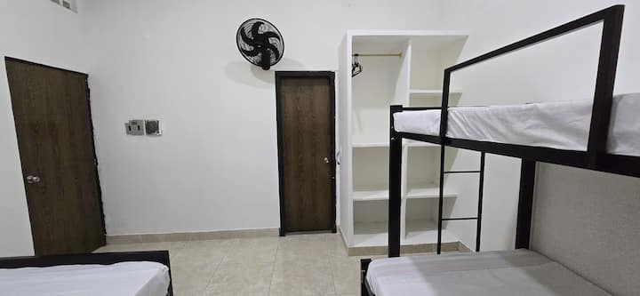 Prostrana i udobna soba s udobnim bračnim krevetom i krevetom na kat, idealna za obitelji i/ili manje grupe. Soba ima modernu privatnu kupaonicu i prostrani ormar idealan za kratke ili duže boravke. 