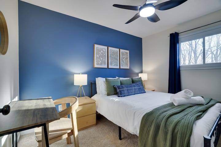 凉爽舒适的空间，是家庭娱乐一天后放松身心的理想场所，配有一张标准双人床，衣柜里有空调、额外的床上用品和风扇。