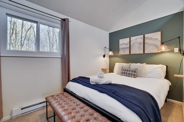 舒适的家庭空间，配有一张标准双人床和方便的婴儿必需品，包括一个更衣站和一张婴儿床。