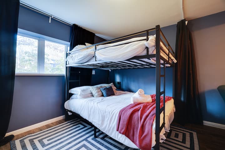 舒适实用的空间，配有标准双层床，非常适合家庭入住。 方便的洗衣机和烘干机让您在住宿期间轻松洗衣。