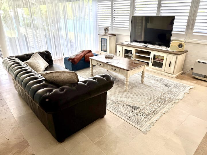 Stylish And Family Friendly With A Cozy Fireplace - Hill Top