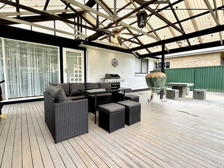 Stylish And Family Friendly With A Cozy Fireplace - Bowral