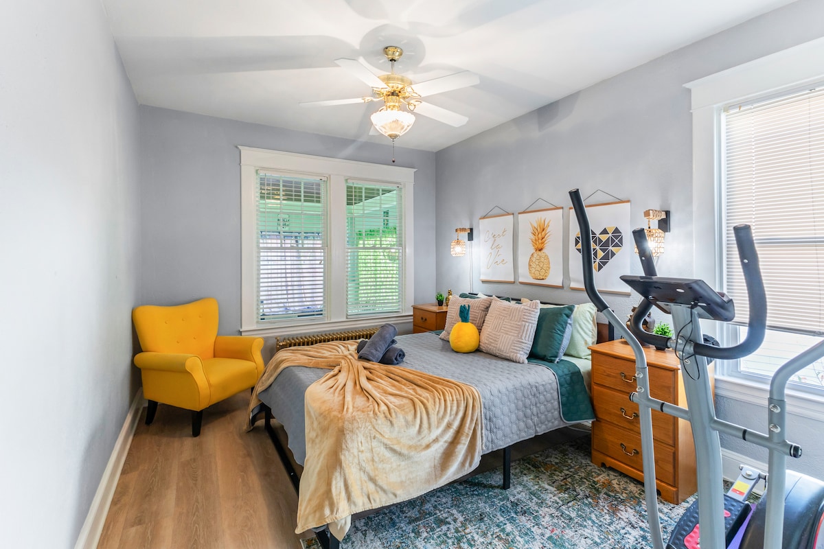 Ontspan op een queensize bed met eersteklas beddengoed van 55 inch tv. 