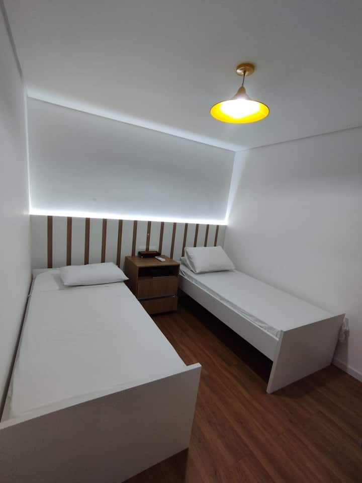 Habitación con armario y aire acondicionado.