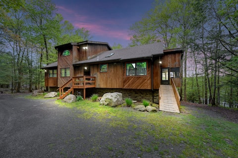 Cozy house in Poconos with hot tub, king bed