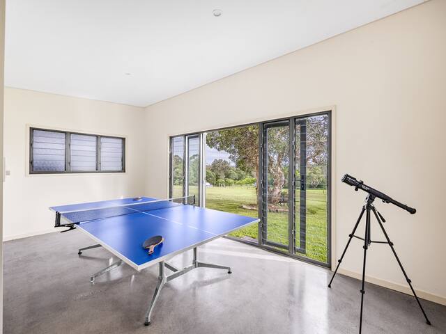 6-Bedroom Acreage Getaway for Groups & Families gallery image 3