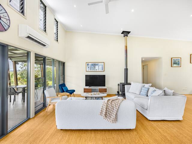 6-Bedroom Acreage Getaway for Groups & Families gallery image 5