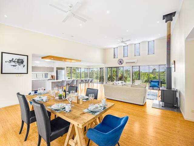 6-Bedroom Acreage Getaway for Groups & Families gallery image 4